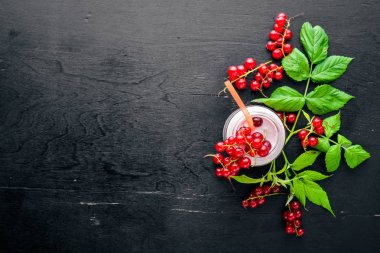 Kırmızı kuş üzümü yoğurt