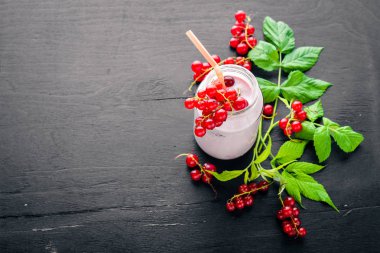 Kırmızı kuş üzümü yoğurt