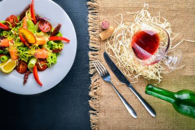 Somon ve taze sebze salatası