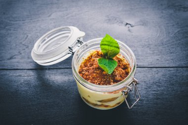 Tiramisu üzerinde ahşap arka plan