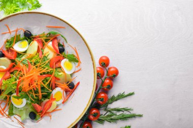 Tavuk yumurtası ile sebze salatası