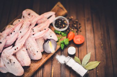 Baharat ile çiğ tavuk kanatları.