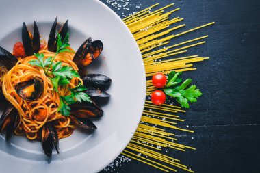 Makarna midye ve deniz ürünleri ile. 