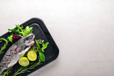 Balık alabalık aromatik otlar ile 