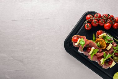 Bruschetta etli, zeytin