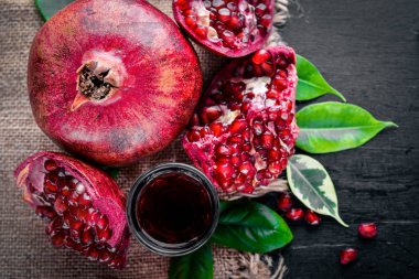 Ahşap yüzey üzerinde taze nar