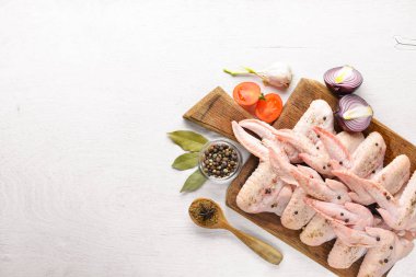 Baharat ile çiğ tavuk kanatları.