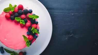 Tereyağı ve taze çilek ile pasta