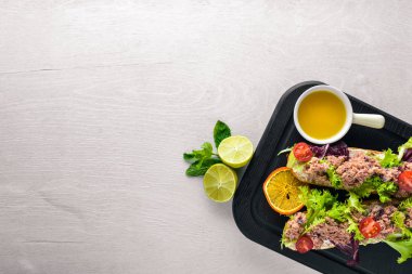 Bruschetta balık, zeytin