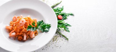 karides ve domates soslu makarna