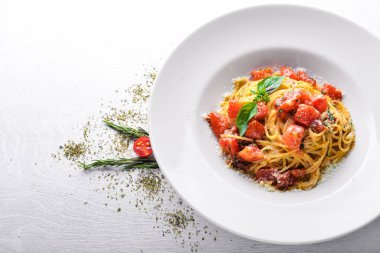 Makarna domates. Geleneksel İtalyan yemekleri