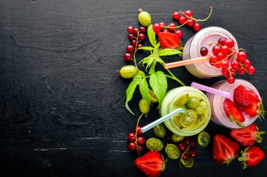 Meyve berry yoğurt ve şeritler.