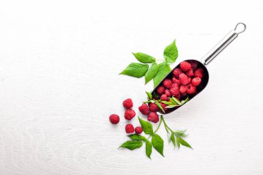 Ahşap arka plan üzerinde taze frambuaz