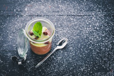 kremalı tatlı çilek ile