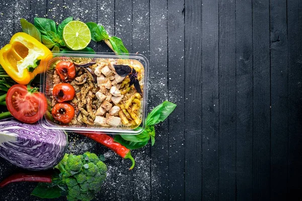 Ahşap arka plan üzerinde ızgara sebze