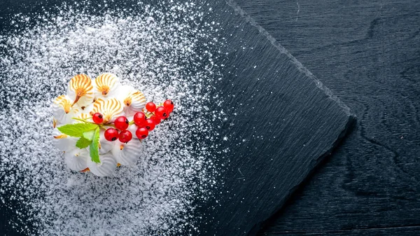 Taze çilek ile krem Lor Tatlısı