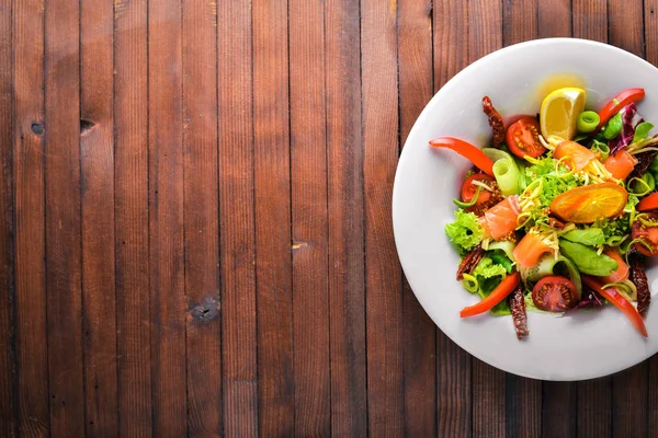 Somon ve taze sebze salatası