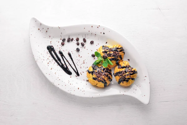 Ahşap arka plan üzerinde demlenmiş kek.