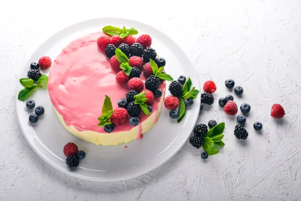 Tereyağı ve taze çilek ile pasta