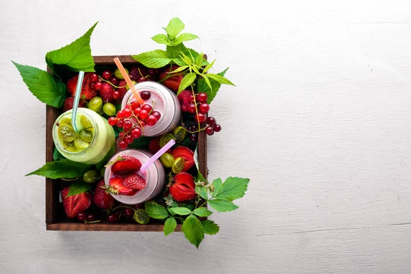 Meyve berry yoğurt ve şeritler.