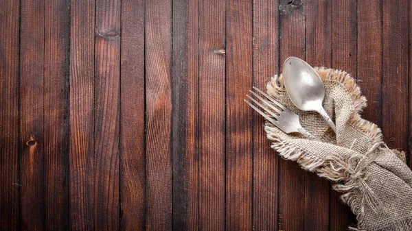 Eski çatal üzerinde ahşap arka plan. 