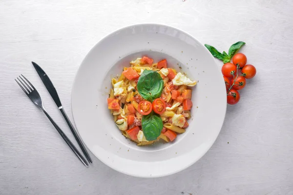 Makarna makarna, fesleğen