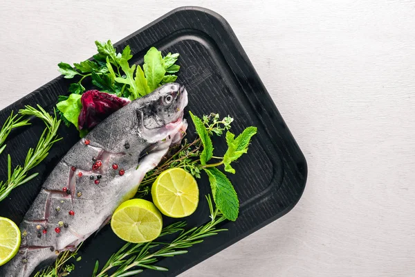 Balık alabalık aromatik otlar ile 