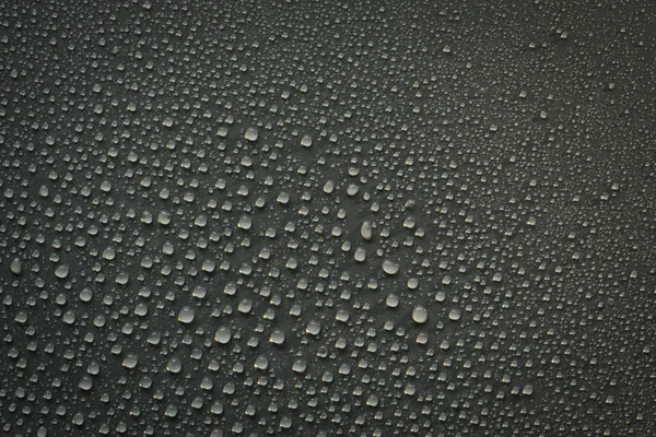 Siyah arkaplanda su damlaları