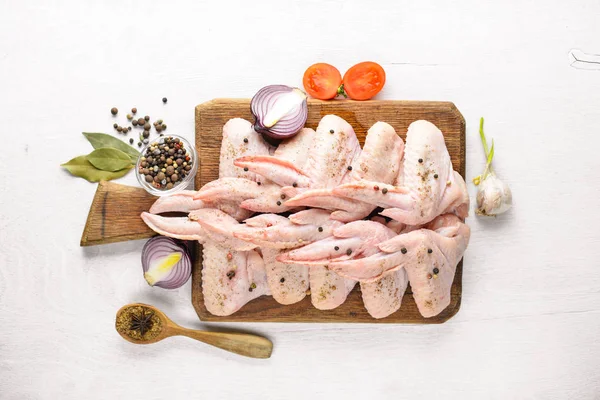 Baharat ile çiğ tavuk kanatları.