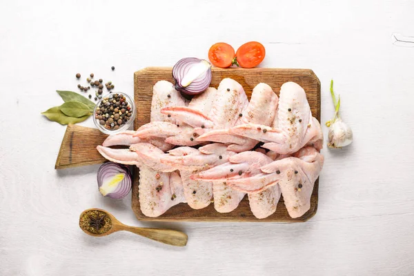 Baharat ile çiğ tavuk kanatları.