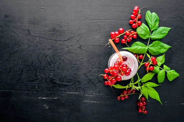 Kırmızı kuş üzümü yoğurt