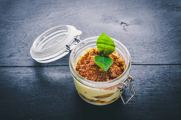 Tiramisu üzerinde ahşap arka plan