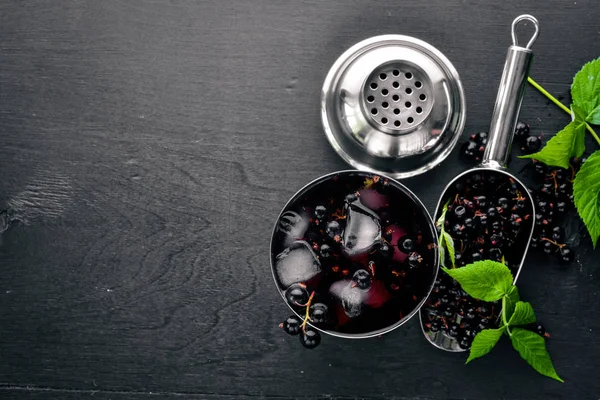 Cocktail aus frischen schwarzen Johannisbeeren — Stockfoto