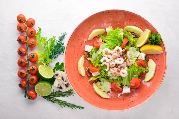 Salade de crevettes et légumes frais . — Photo