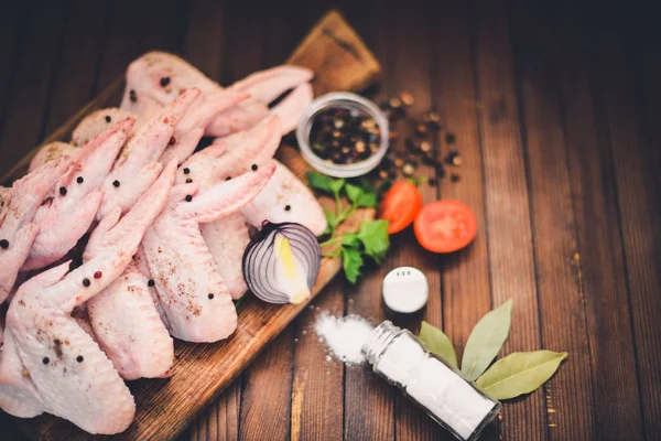 Baharat ile çiğ tavuk kanatları.