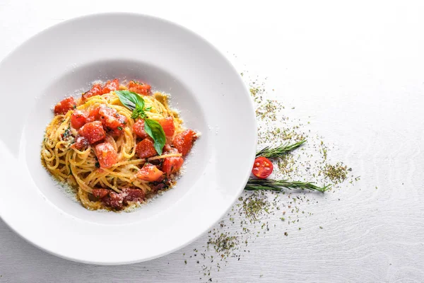 Makarna domates. Geleneksel İtalyan yemekleri