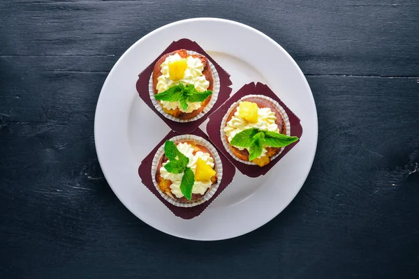 Krem ve taze meyve ile cupcakes