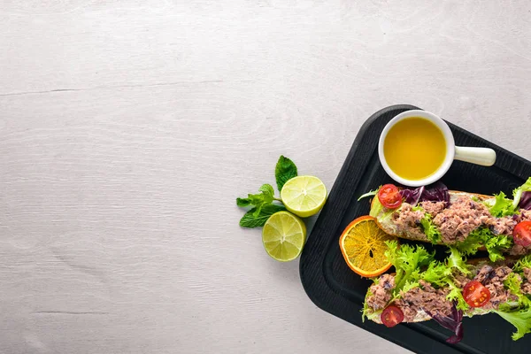 Bruschetta balık, zeytin