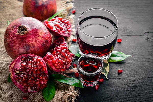 Ahşap yüzey üzerinde taze nar