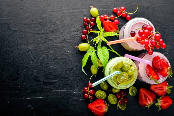 Meyve berry yoğurt ve şeritler.