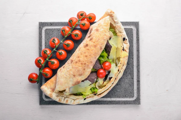 Salad with fresh vegetables — Stock Photo, Image