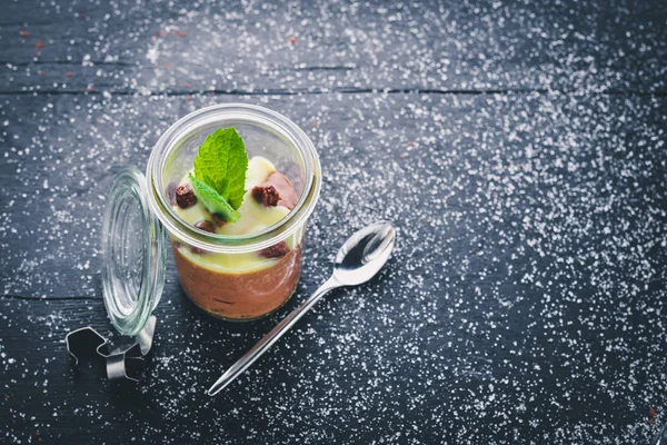 kremalı tatlı çilek ile