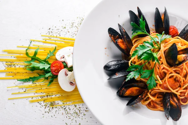 Makarna midye ve deniz ürünleri ile. 