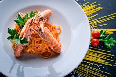 Makarna ve kaplan karides