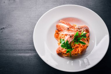 Makarna ve kaplan karides