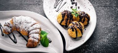 Ahşap arka plan üzerinde demlenmiş kek.