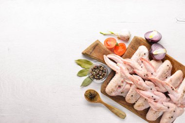 Baharat ile çiğ tavuk kanatları.