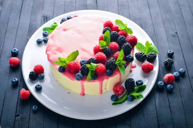 Tereyağı ve taze çilek ile pasta