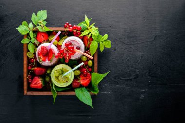 Meyve berry yoğurt ve şeritler.