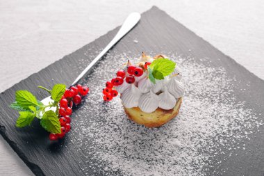 Taze çilek ile krem Lor Tatlısı